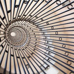 Спирално стълбище с метална преграда