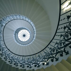 Спирално стълбище с метален парапет