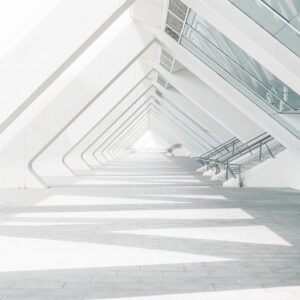 Бяла футуристична архитектура с геометрия