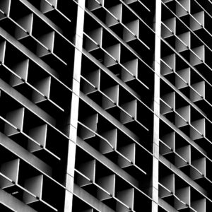 черно-бяла решетъчна архитектура