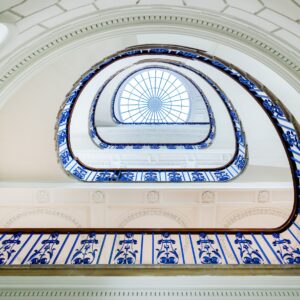 Спираловидно стълбище с декоративна синя парапетна рамка