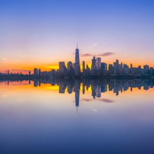 Силует на Ню Йорк със залез и отражение