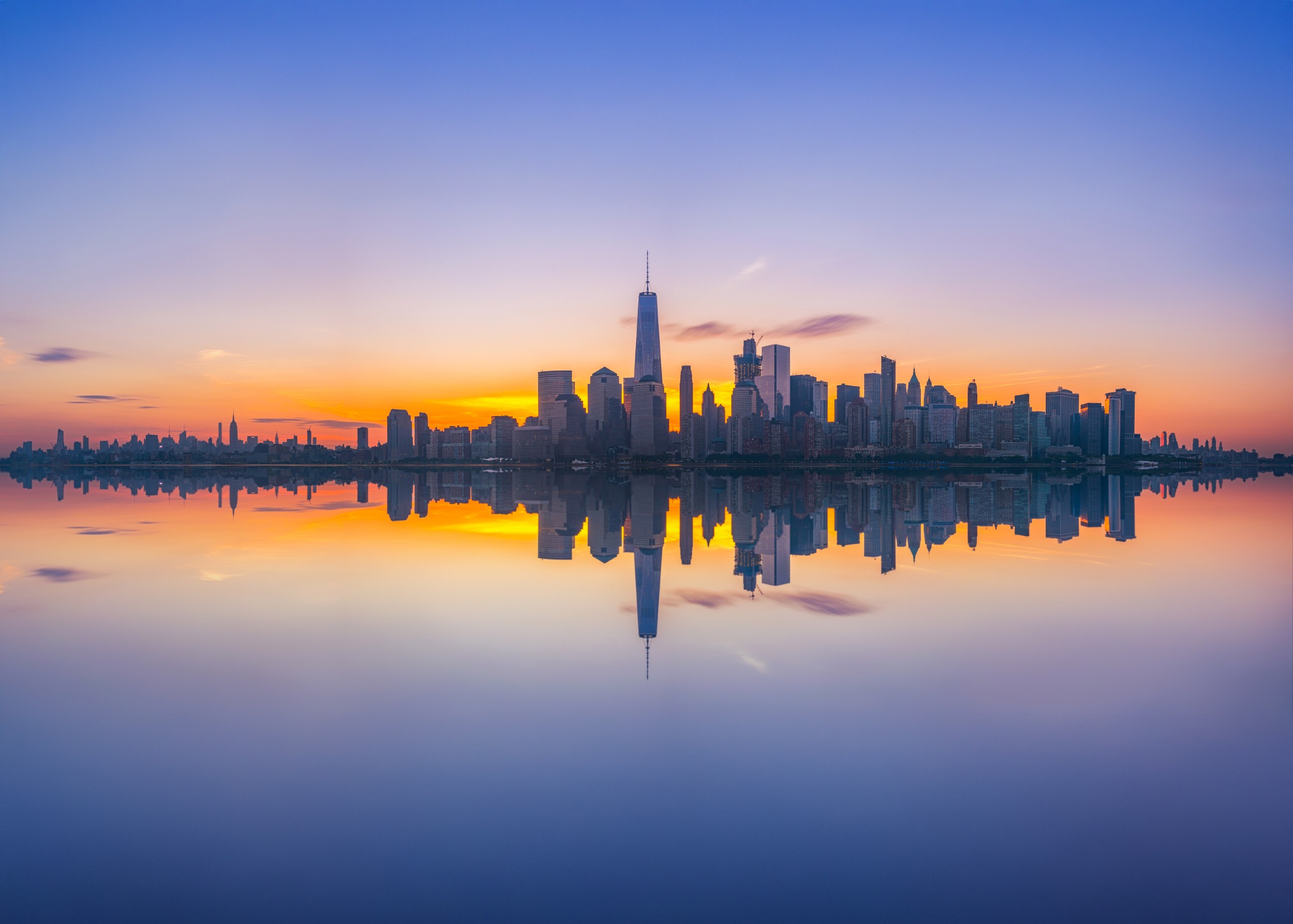 Силует на Ню Йорк със залез и отражение