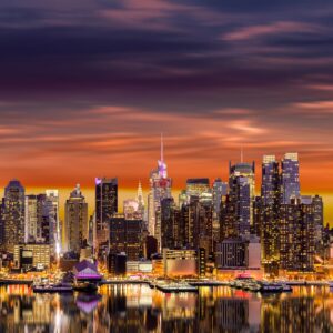 Нощна панорама на Ню Йорк със светлини и отражения