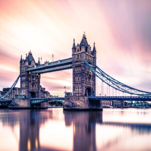 Лондон Бридж по залез със светло небе