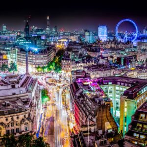 Панорама на Лондон през нощта с ярки светлини