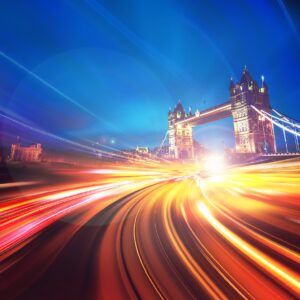 Лондон Бридж през нощта със светлинни следи