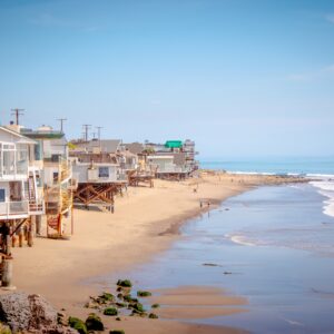 Крайбрежни къщи на плажа в Калифорния.