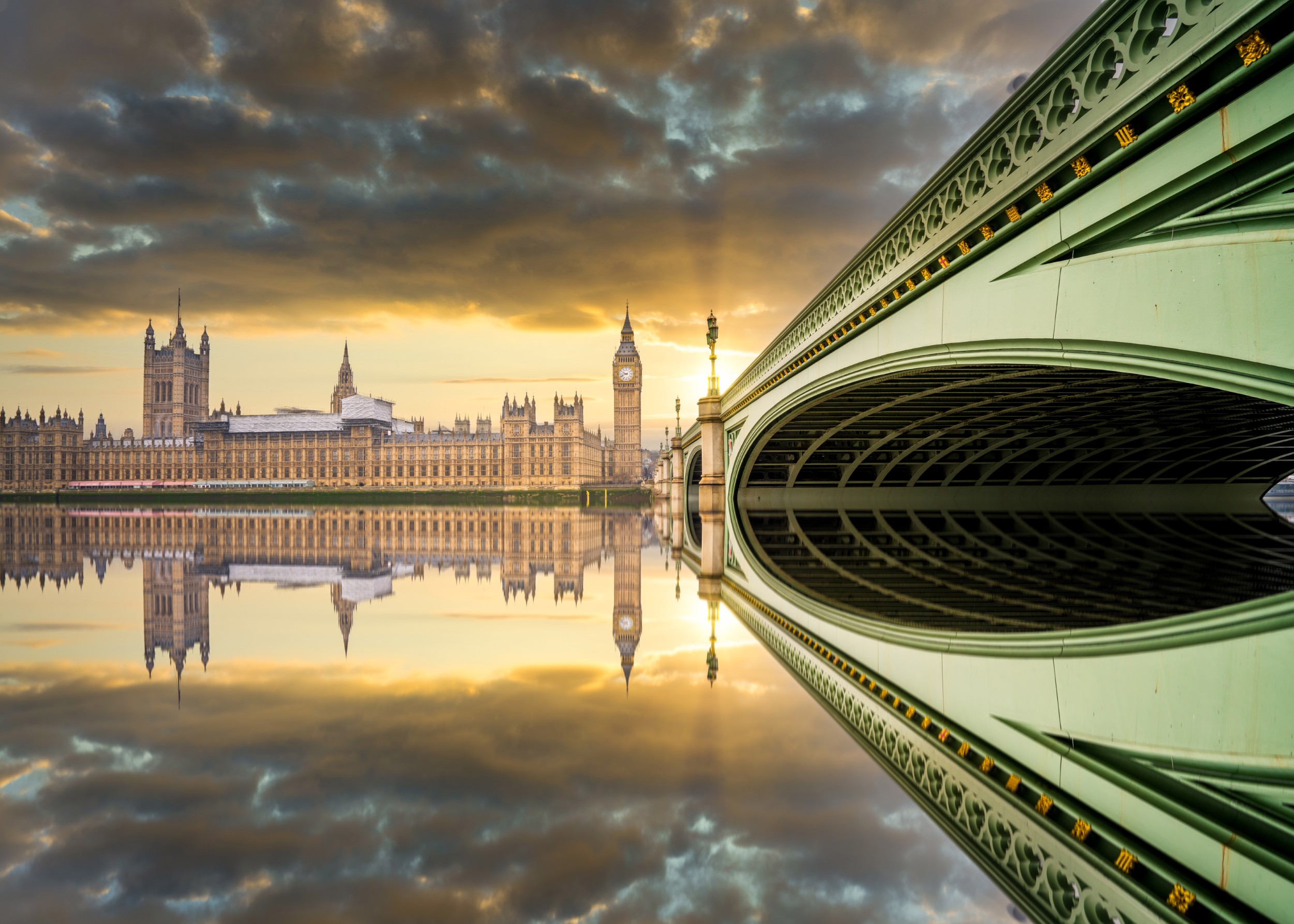 London Big Ben reflection in river photography