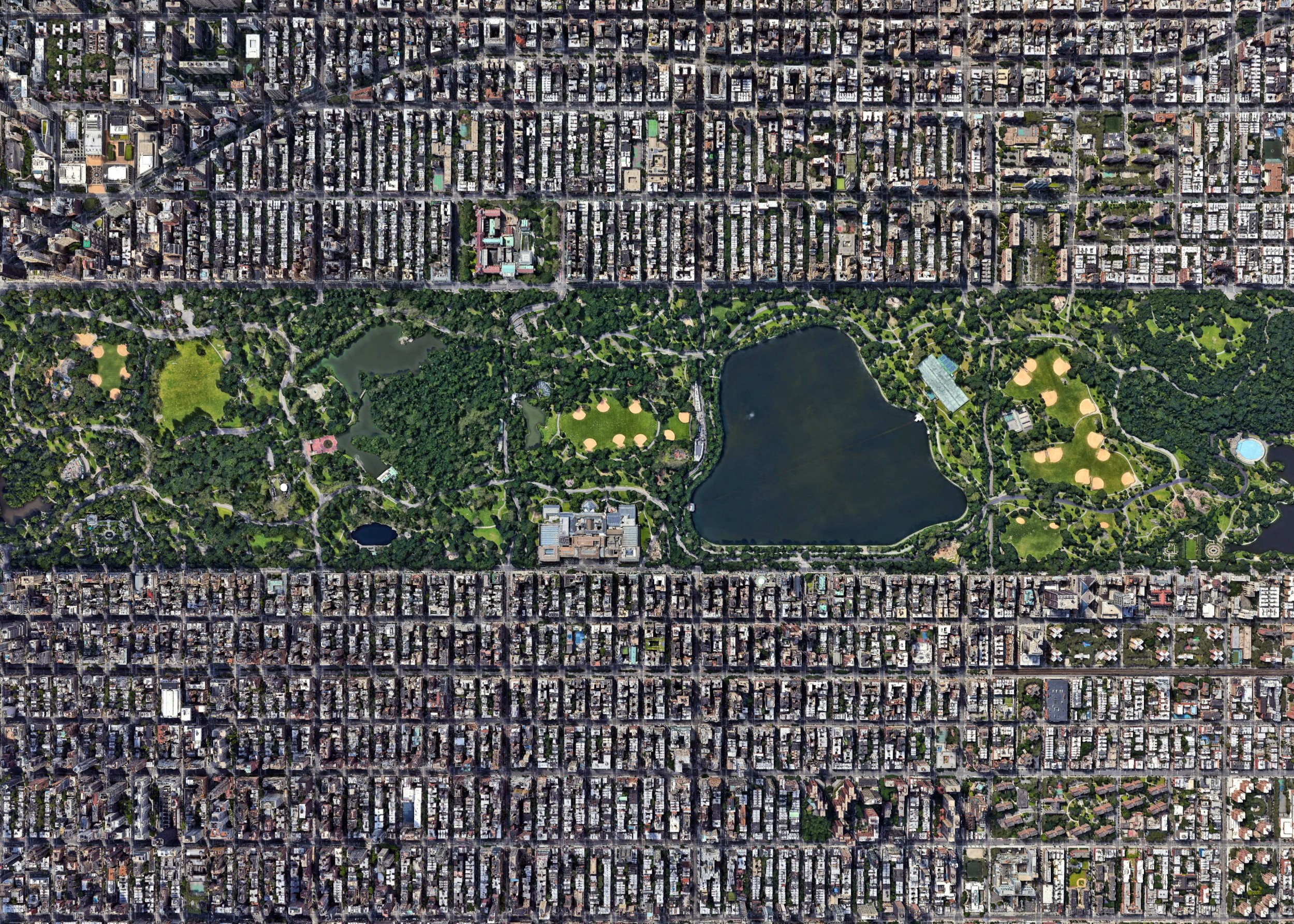 Въздушна фотография на Централ Парк, обграден от Манхатън