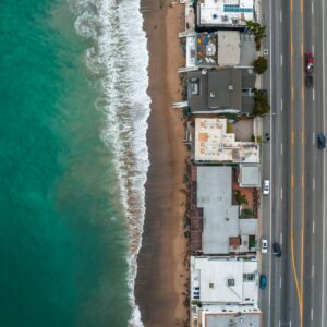 Малибу отгоре с океански вълни и крайбрежни домове