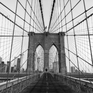Черно-бяла фотография на Бруклинския мост с кабели и симетрия