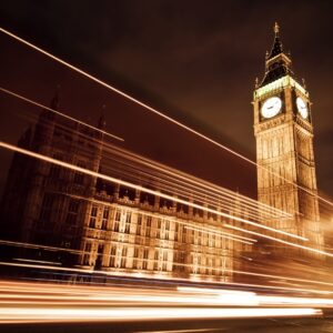 Биг Бен и парламентът в Лондон нощем със светлинни следи