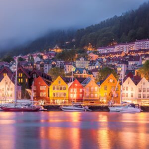 Цветни къщи на брега в Берген с отражения във водата