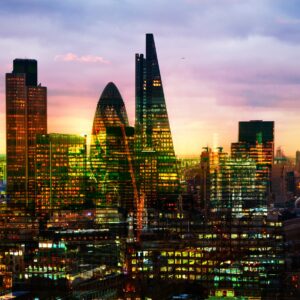 Силует на Лондон с небостъргачи при залез