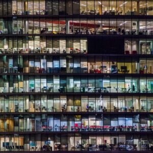 Модерна офис сграда с нощно осветление