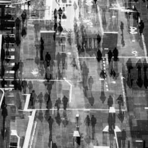 Черно-бяла фотография с множество силуети на оживена градска улица