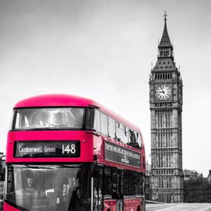 Червен двуетажен автобус пред Биг Бен в Лондон
