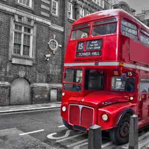 Лондон с Биг Бен и червени акценти – телефон и автобус