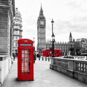 Картина на Лондон с Биг Бен и червен автобус в черно-бяла палитра с акцент червено
