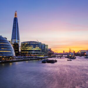 Нощна панорама на Токио с осветен мост и светещи сгради