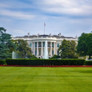 Фотография на Белия дом сред зелени градини и фонтани