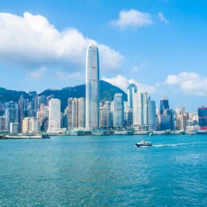 Панорама на Хонконг с модерни небостъргачи и пристанище