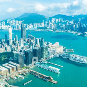 Въздушен изглед към Хонконг с модерни небостъргачи и море