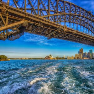 Снимка на Харбър Бридж в Сидни с операта на заден план