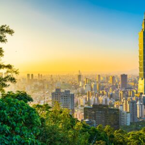 Залез над Тайпе с небостъргача Тайпе 101 и зеленина на преден план