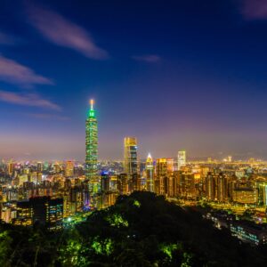 Нощен Тайпе с Тайпе 101 и светещи небостъргачи.