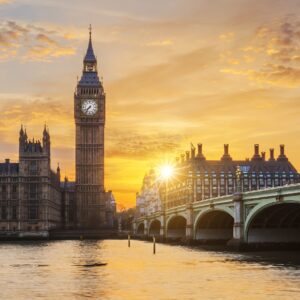 Залез над Биг Бен и Уестминстърския дворец в Лондон с отражение в Темза.