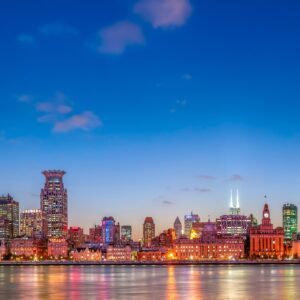 Шанхай небостъргачи по здрач с отразени светлини