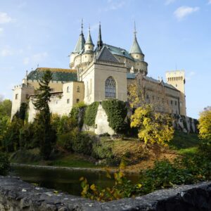 Средновековен словашки замък сред дървета и природа