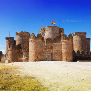 Средновековен испански замък със знаме под синьото небе