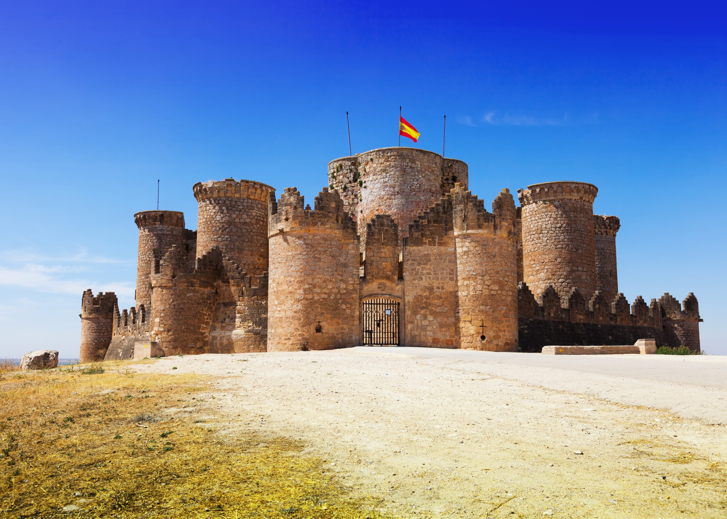 Средновековен испански замък със знаме под синьото небе