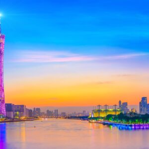 Кантонска кула в Гуанджоу, осветена в ярки цветове по залез