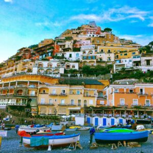Панорама на Позитано с цветни къщи и лодки на брега