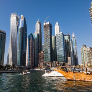 Дубай Марина с небостъргачи и яхти в канала