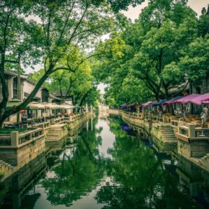 Традиционен китайски канал с дървета и сергии