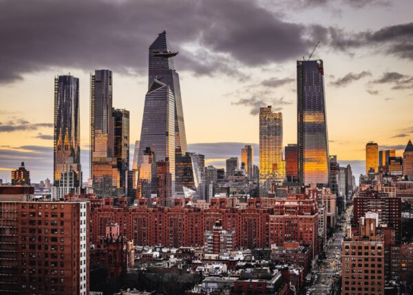 Hudson Yards в Ню Йорк при залез със златни отражения