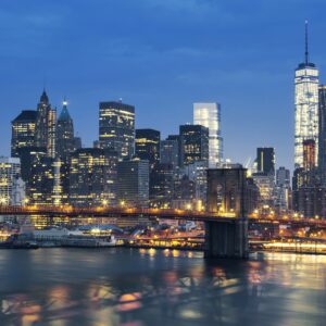 Brooklyn Bridge и нощният силует на Ню Йорк