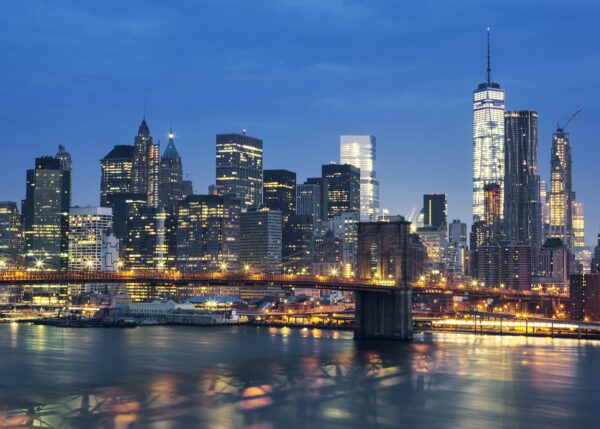 Brooklyn Bridge и нощният силует на Ню Йорк