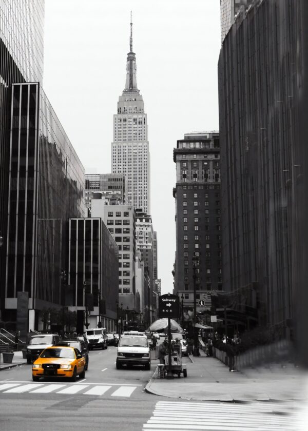 Empire State Building и жълто такси в Манхатън