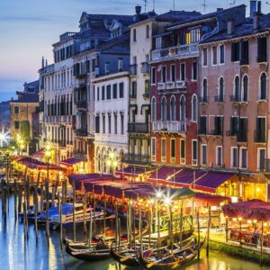 Вечер във Венеция с гондоли и осветени фасади