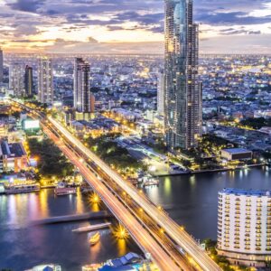 Залез над модерен град с небостъргачи и река