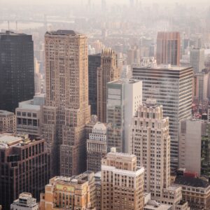 Градски силуети и небостъргачи в мека светлина