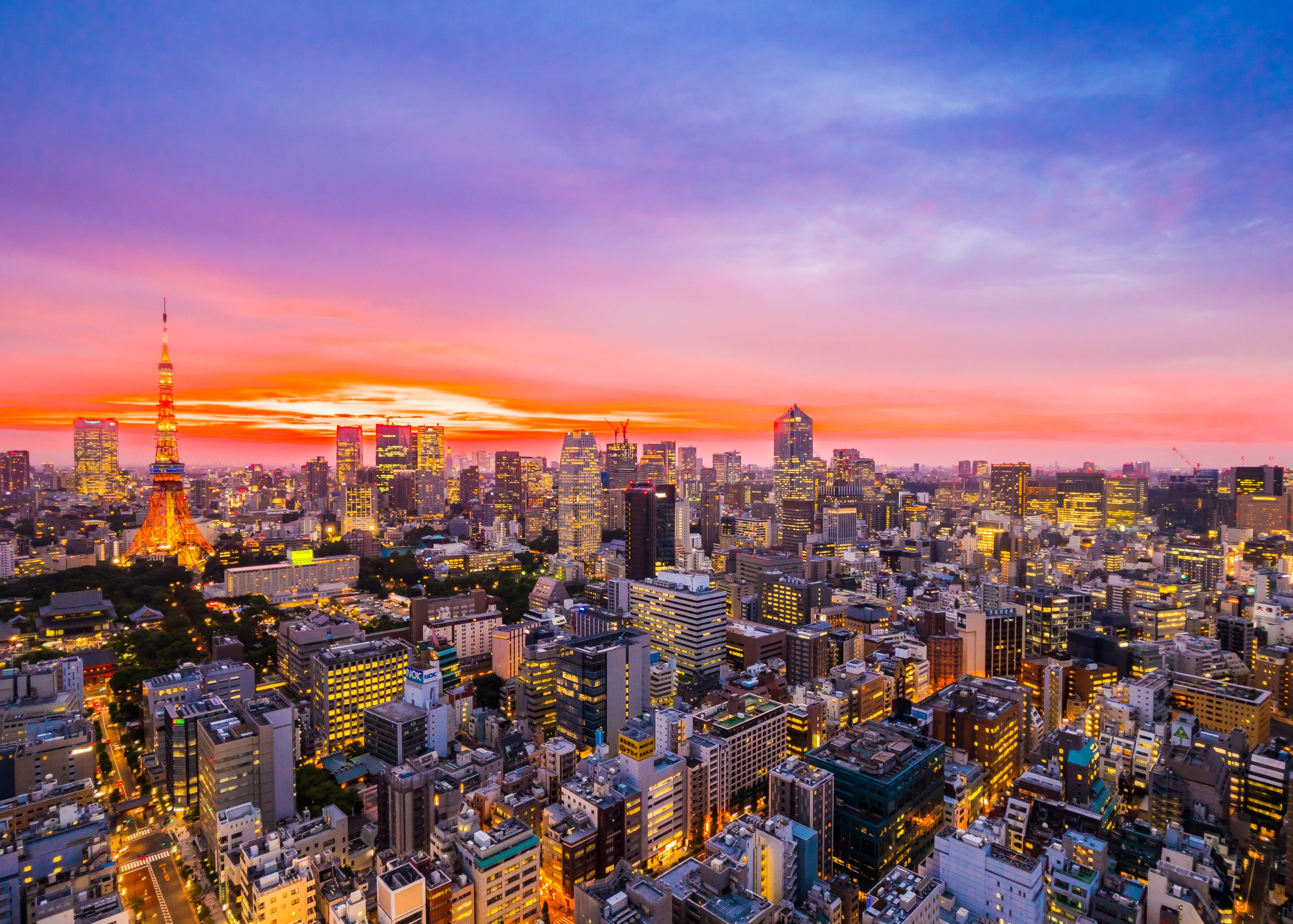 Панорама на Токио по залез със светещи небостъргачи
