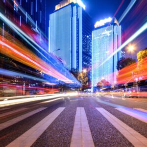 Неонова градска фотография с динамични светлинни следи