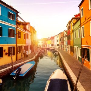 Канал във Венеция с цветни къщи и лодки